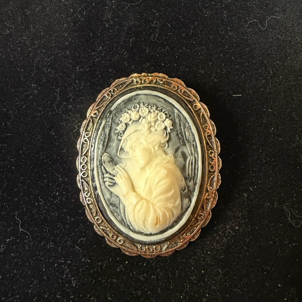 Vintage Cameo Brooch with Intricate Design